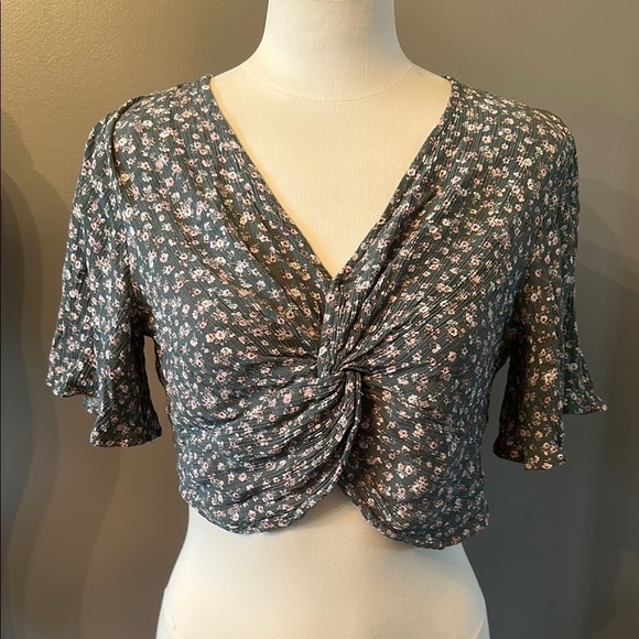 Sadie & Sage Tops - Floral Knot-Front Top - Green